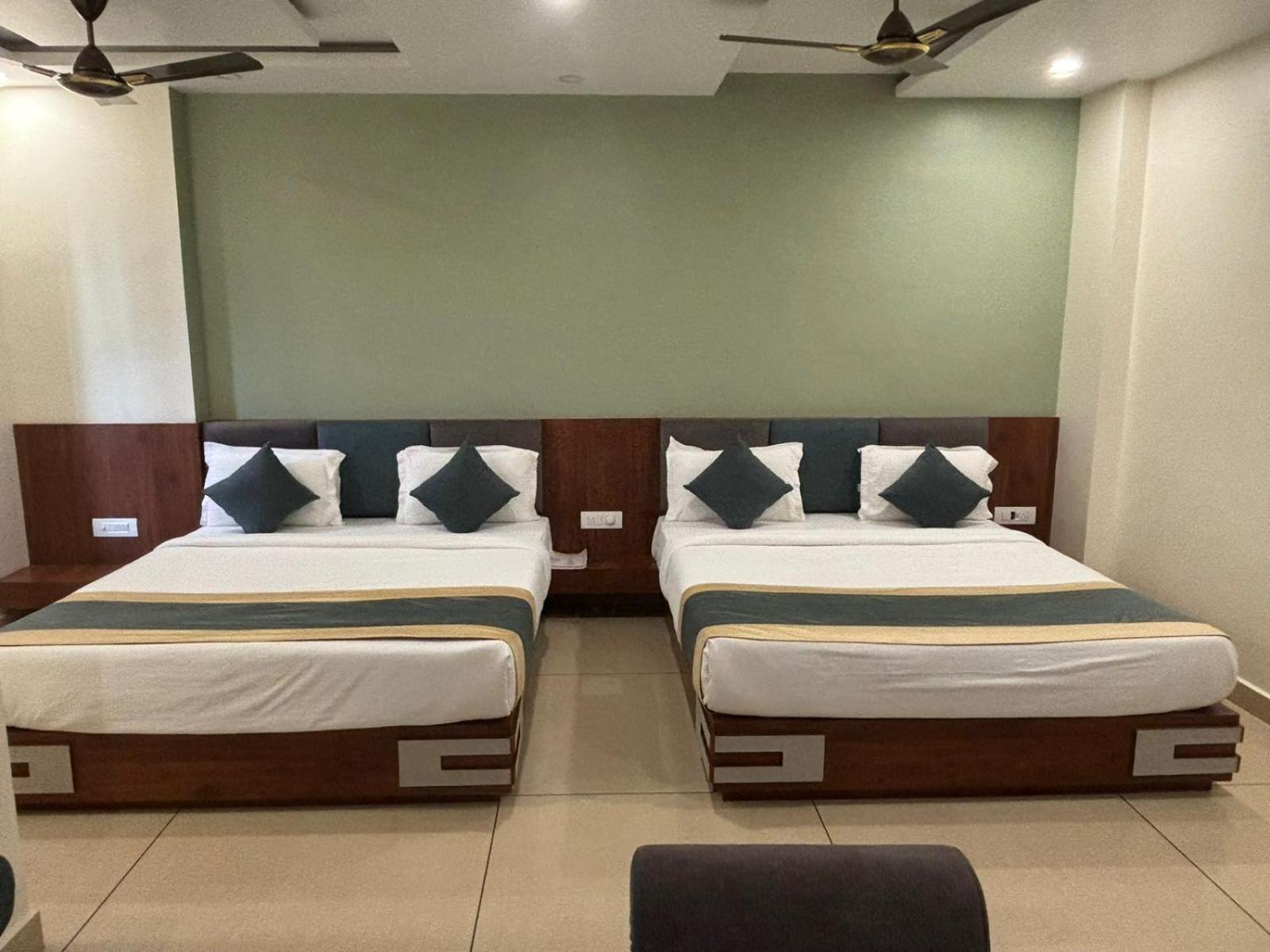 Hotel Omkareshwar Inn デーオーガル エクステリア 写真
