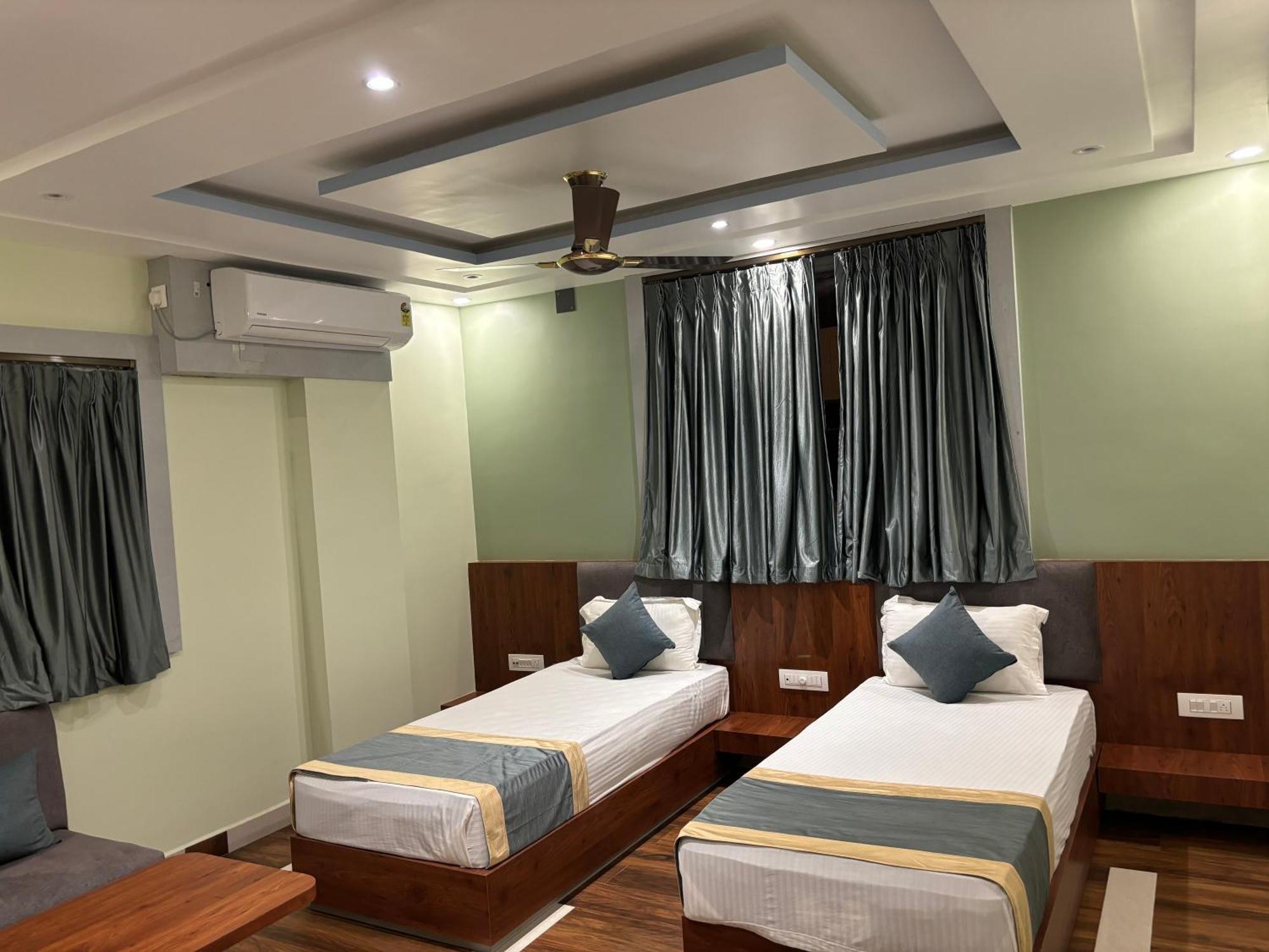 Hotel Omkareshwar Inn デーオーガル エクステリア 写真
