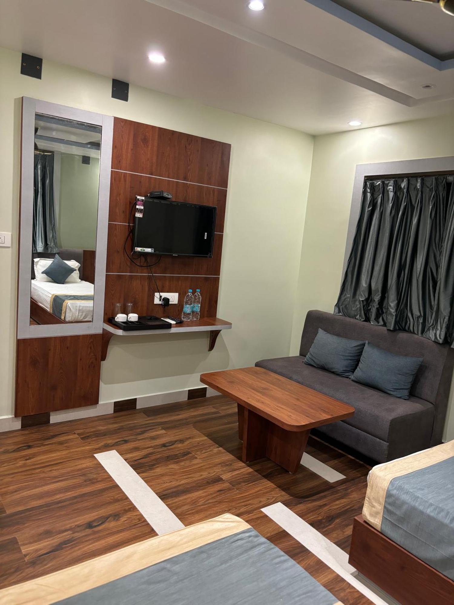Hotel Omkareshwar Inn デーオーガル エクステリア 写真