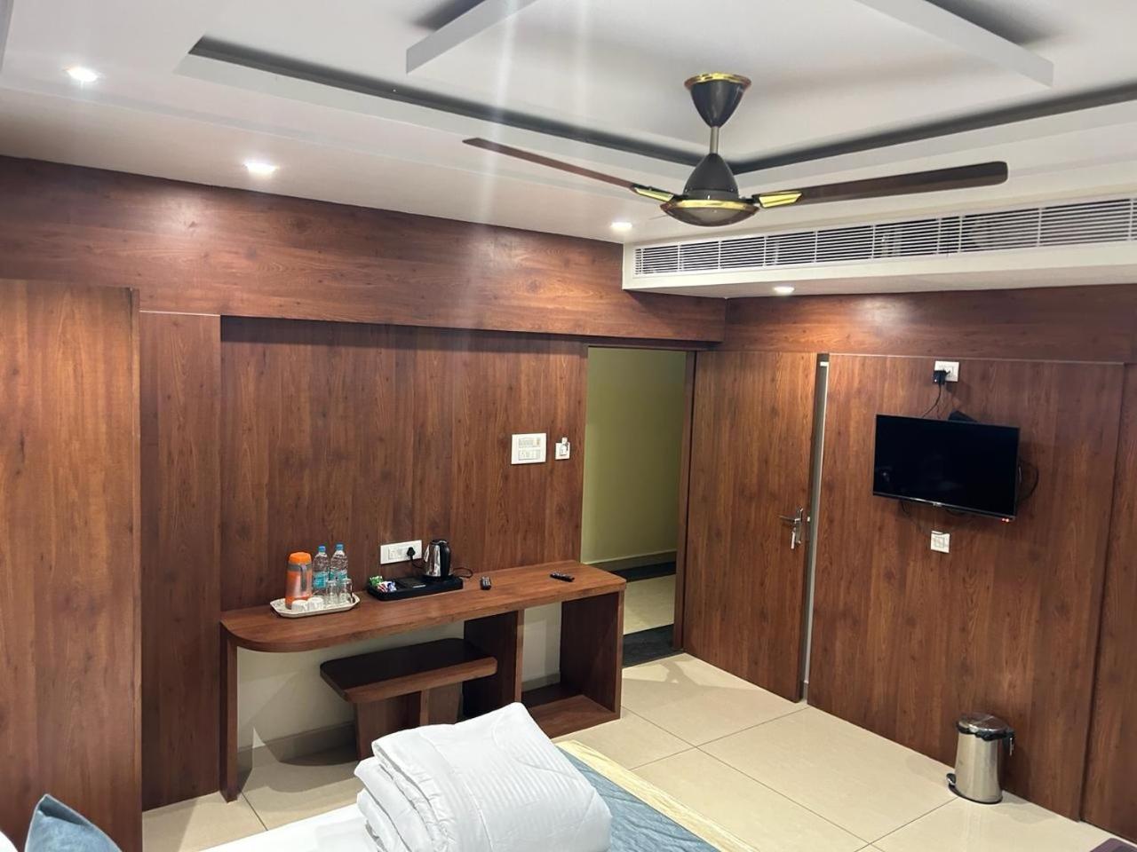 Hotel Omkareshwar Inn デーオーガル エクステリア 写真