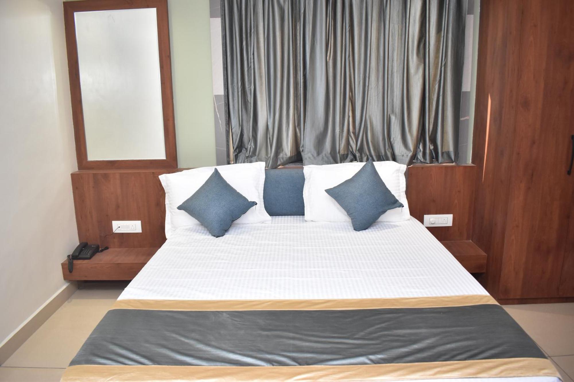 Hotel Omkareshwar Inn デーオーガル エクステリア 写真